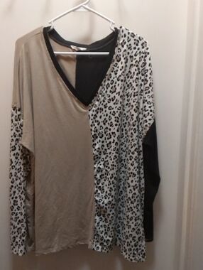 entro Colorblock V-Neck Long Sleeve Top - Beige, Black, Leopard